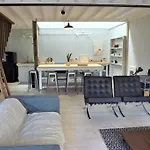 The Mews - Tastefully Restored Mews House Close To The Sea