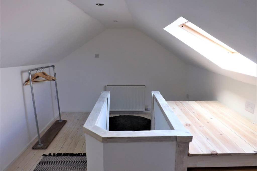 The Mews - Tastefully Restored Mews House Close To The Sea *