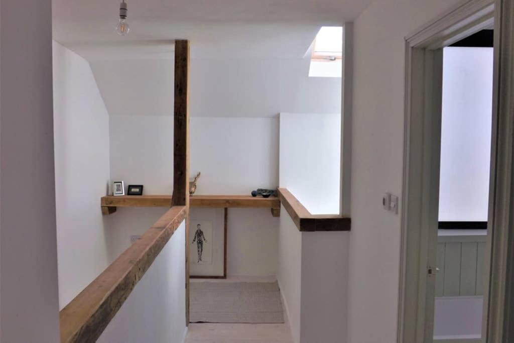 The Mews - Tastefully Restored Mews House Close To The Sea
