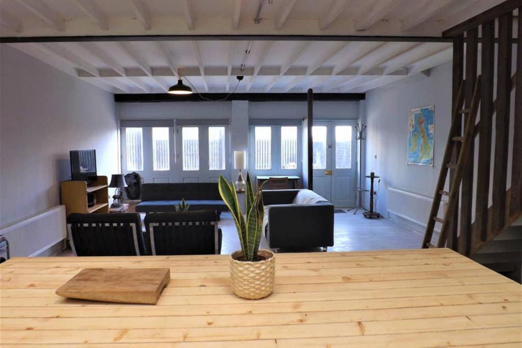 The Mews - Tastefully Restored Mews House Close To The Sea